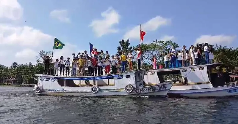 Desfile de estudantes percorre o rio Tocantins em Cametá